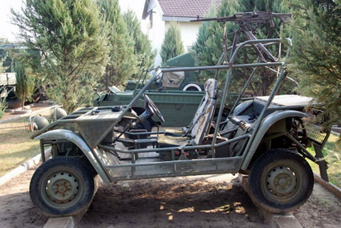 7.: Szöcske - Igazi különlegesség, bár sorozatgyártásba, vagy szolgálatba sohasem állt a teljesen magyar fejlesztésű, könnyű, gyors kis terepjáró. A csőváz alatt lévő műszaki alapjait a VW Synchro-ból örökölte és összesen alig néhány darab készült belőle. Pedig egész formás darab. 