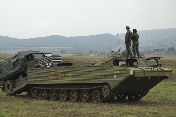 Top 10: A legfurcsább magyar katonai járművek 4 8.: PTSZ-M - Ez is furcsa szerzet, széles, lapos, és nem szép. De nem is ezért szeretjük, hanem azért, mert az összes árvízi tudósításnál őket mutatják a tévében. És igazuk is van a szerkesztőknek, egy vízben döngető PTSZ jóval szívmelengetőbb, megnyugtatóbb, látvány, mint egy kőműves-dekoltázsos, alibiből homokzsákot rakodó politikus.