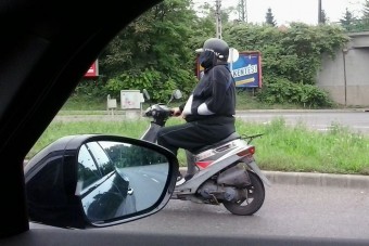 Törött karral motorozni: nem menő