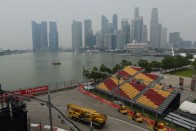 F1: Durva szmog, esőűzés Szingapúrban 25