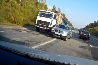 Így hoz halálközeli helyzetbe egy őrült autós