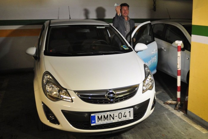 Elindult Budapesten az autómegosztás 7 Az egyik cégvezető kezében a kocsit nyitó kártyával. Van város, ahol a taxisok pert indítottak a car-sharing szolgáltatás ellen, annyira elvitte tőlük az utasokat