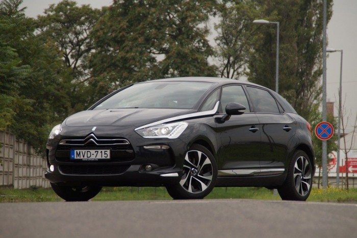 Kombiba hajló óriáskompakt bő 2,7 méteres tengelytávon, 4,5 méter feletti hosszal