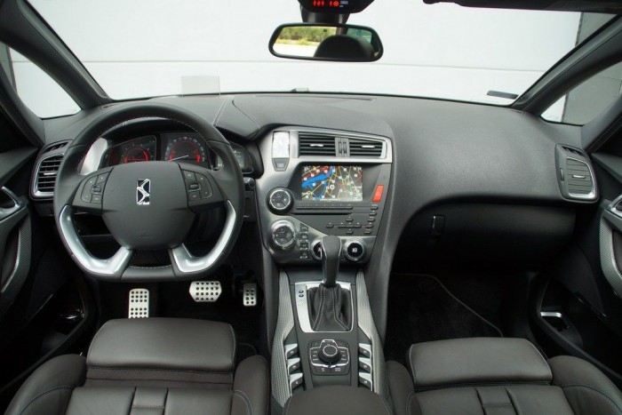 Látványos a műszerfal, a kormány átmérője indokolatlanul nagy