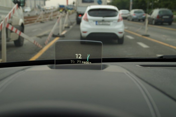 DS5: különleges, de attól még jó 6 A PSA plexilapos head up display-e olcsóbb megoldás, mint a szélvédőre vetítős változat, és ugyanolyan jól betölti funkcióját
