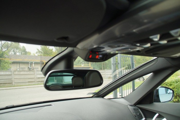 Jobbra előre botrányosan rossz a kilátás a lapos szélvédő és a nagy tükör és tükörtalapzat miatt