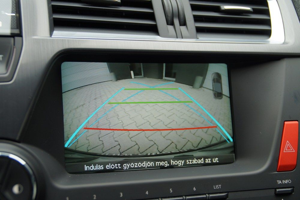 Ugyan nem érintőképernyős, de sokat tud, szép képet ad és jól használható a Citroën DS5 HMI-je