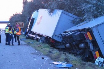 Ölt a trélerről lesodort autó az M1-esen