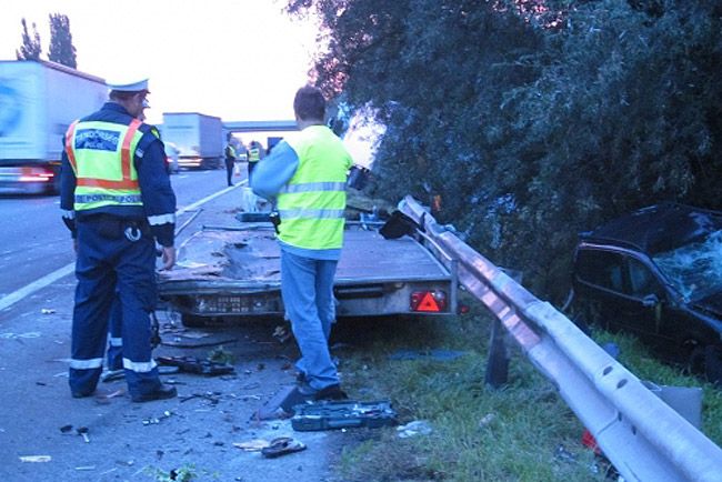 Ölt a trélerről lesodort autó az M1-esen 11