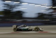 F1: Hamilton a leggyorsabb, Maldonado a falban 37