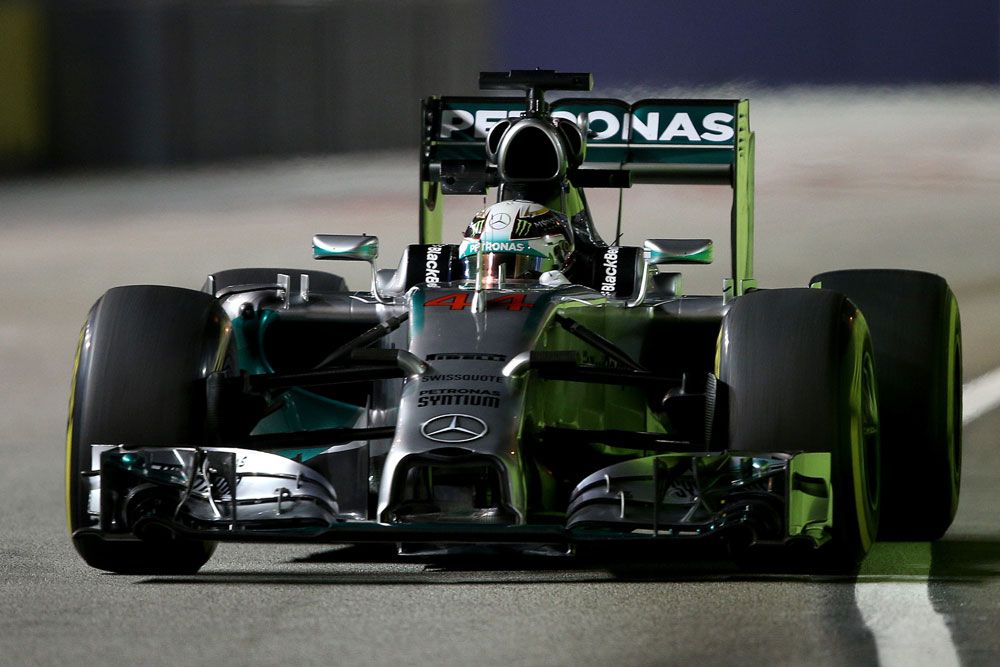 F1: Hamilton a leggyorsabb, Maldonado a falban 16