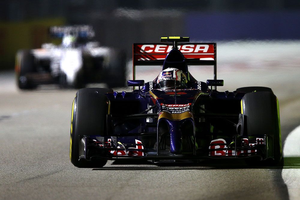 F1: Hamilton a leggyorsabb, Maldonado a falban 17