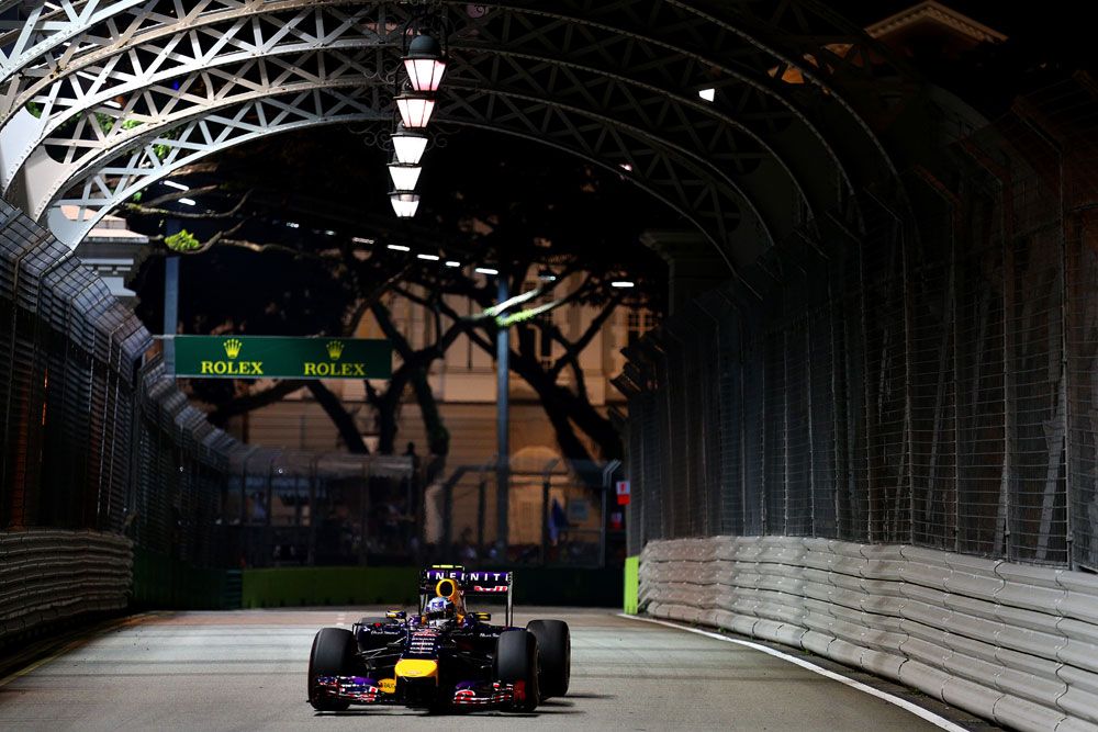 F1: Hamilton a leggyorsabb, Maldonado a falban 23