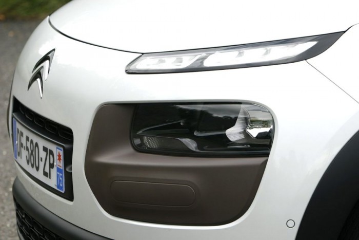 A nagy testvér C4 Picasso stílusát követik az első lámpatestek.