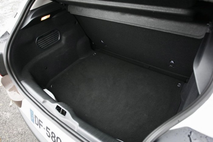 Öblös a 385 literes csomagtér, de praktikusnak nem nevezhető a magas perem miatt.