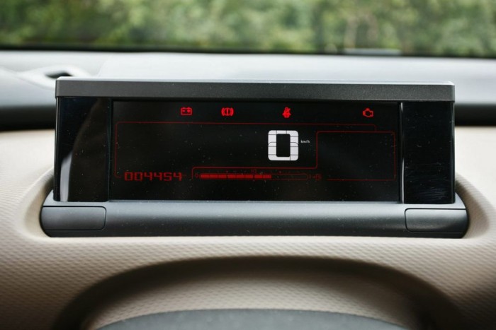 A Citroën amire régóta vártunk 6 Egy robogón több információt ad a műszerfal, de egy idő után tökéletesen megbarátkozunk a megoldással, sőt, jól esik hogy nincs ott a sok villogó adat.