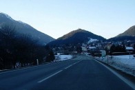 Az ötven kilométeres mölltali út egyik szakasza. Tipikus alpesi országút, kellemetlen meglepetéssel