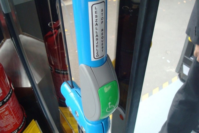 Külön leszállásjelző a mozgássérülteknek 