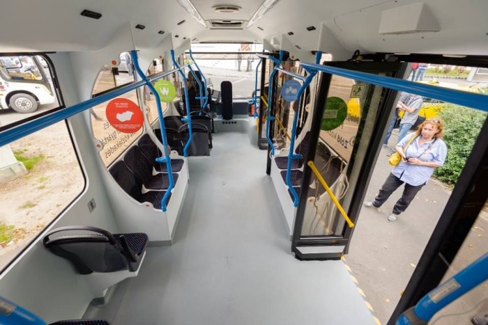 A busz utastere tágas és világos 