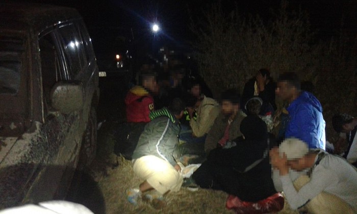 23-an bújtak el egy terepjáróban 7