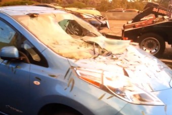 A sors iróniája - Fa dőlt az elektromos autóra