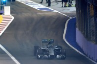 F1: Alonsóval kibabrált a biztonsági autó 42