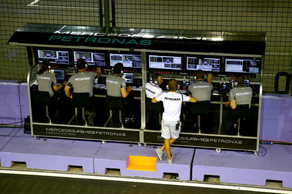 F1: A McLaren támadja a Red Bull rádiózását 16