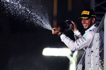 F1: Hamilton másfél kiló hússal ünnepelt