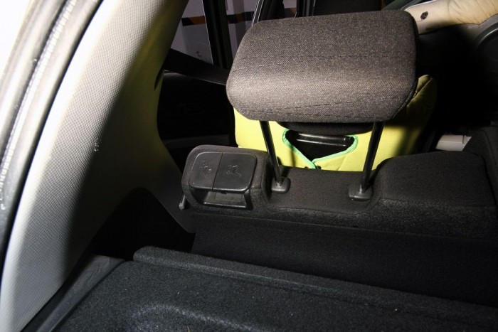 Dönthető háttámla és tologatható padsor a meglepően széles Yarisban