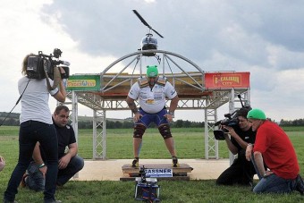 Helikopter szállt az erőember vállára