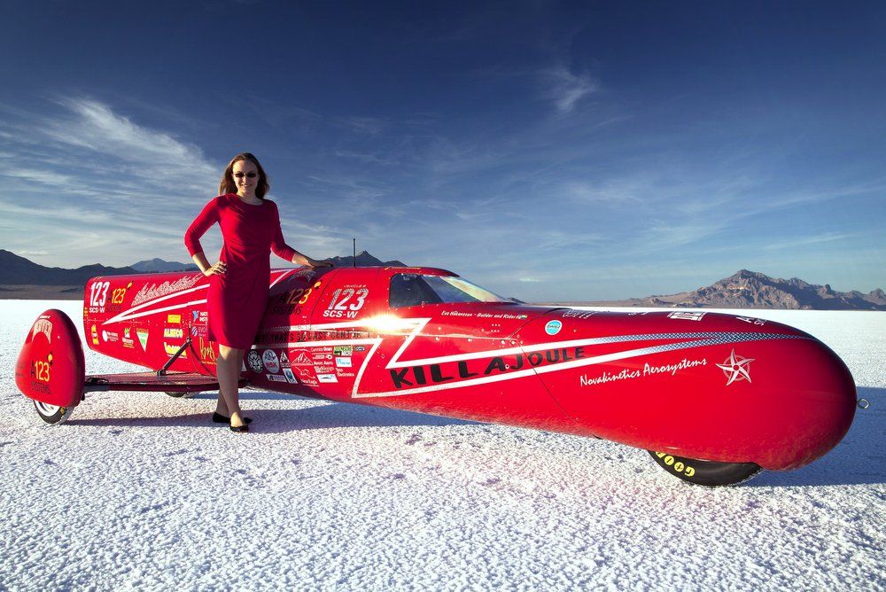 A svéd Eva Haakansson közel 390 km/órával száguldott saját építésű elektromos motorkerékpárján. Uraim, tessék utána csinálni!