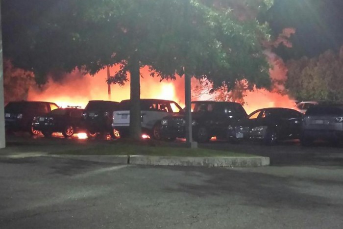 20 luxusautót emésztettek el a lángok 7 | Vezess 20 luxusautót emésztettek el a lángok 7