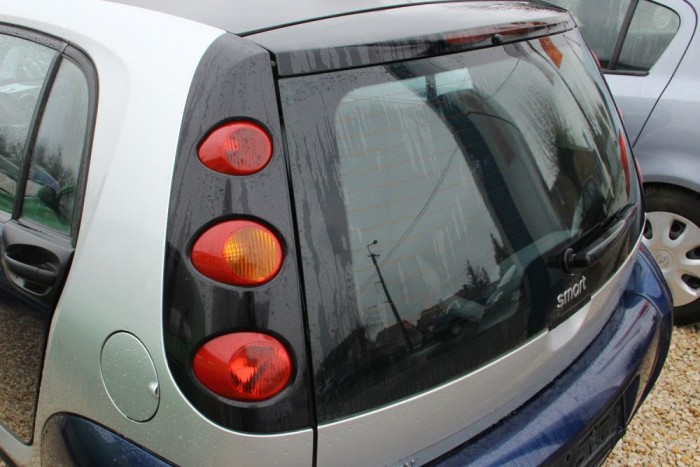 Mókásra vették a hátsó lámpát. Az ablaktörlő kenés nélkül berágódik, amitől leéghet a villanymotor