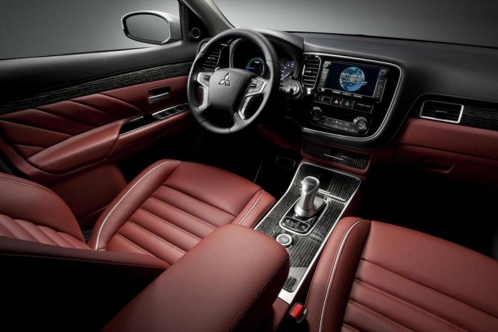 Szépül a hibrid Mitsubishi 3 | Vezess Szépül a hibrid Mitsubishi 3