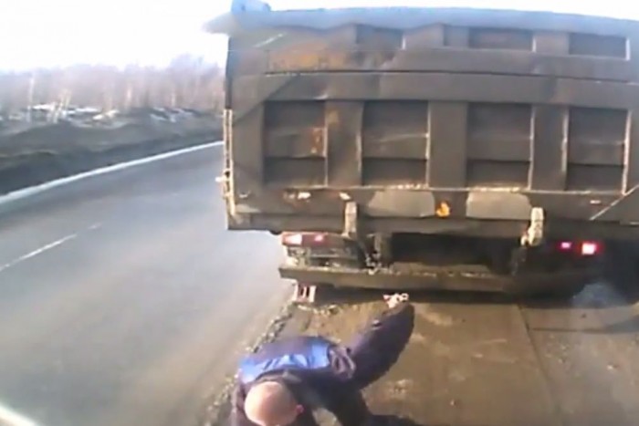 Saját autója elől menekült