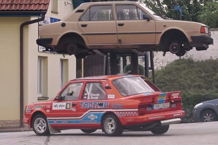 Úgy csapja az öreg Škodával, mint Ken Block