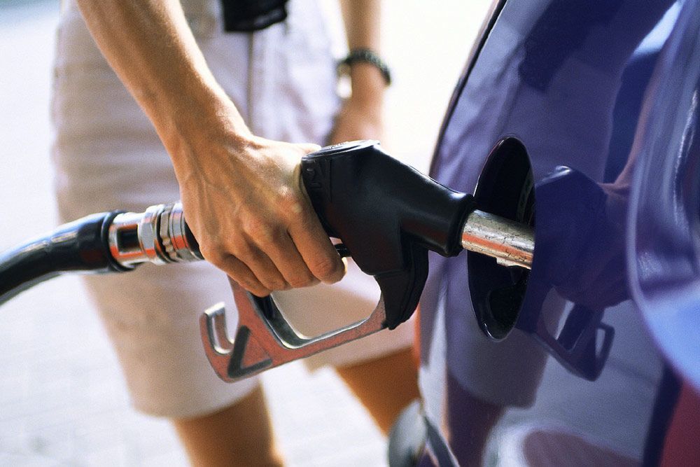 Ismét csökken a benzin és a gázolaj ára, szokás szerint csak pár forinttal, de a forintok összeadva lassan érdemi árcsökkenést jeleznek.
