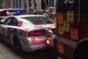 Helyből szaltózó motoros, agresszív tűzoltó