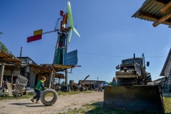 Roncsokból épített szélerőművet