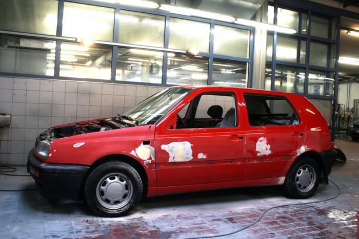Főnyeremény: a 20 éves Golf 6 Az újrafényezés előtt az apróbb sérüléseket kellett kijavítani a karosszérián. Nagyobb pofont soha nem kapott az autó