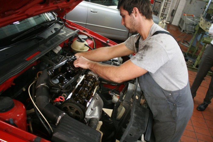 Itt épp a vezérműszett és a vízpumpa cseréjéhez kezd a szerelő