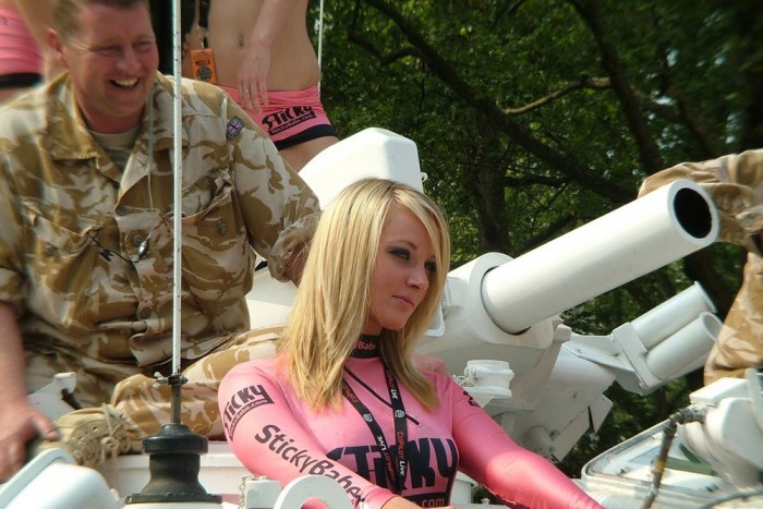 Ezek a csajok a nehéztüzérségre buknak 9