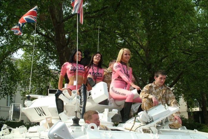 Ezek a csajok a nehéztüzérségre buknak 7