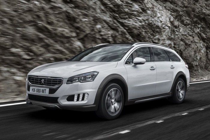 Az RXH is megkapta az új frontot. Immár nem csak hibridként, 180 lóerős BlueHDI-vel is kapható