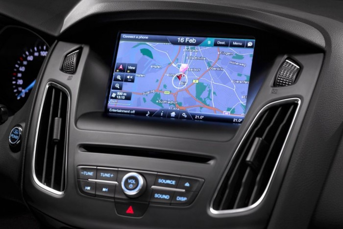 8 hüvelyk, azaz 20,32 cm az érintőképernyő átmérője. Rengeteg gombtól sikerült megszabadulni általa