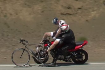 Szinte felöklelte a két bringást a motoros