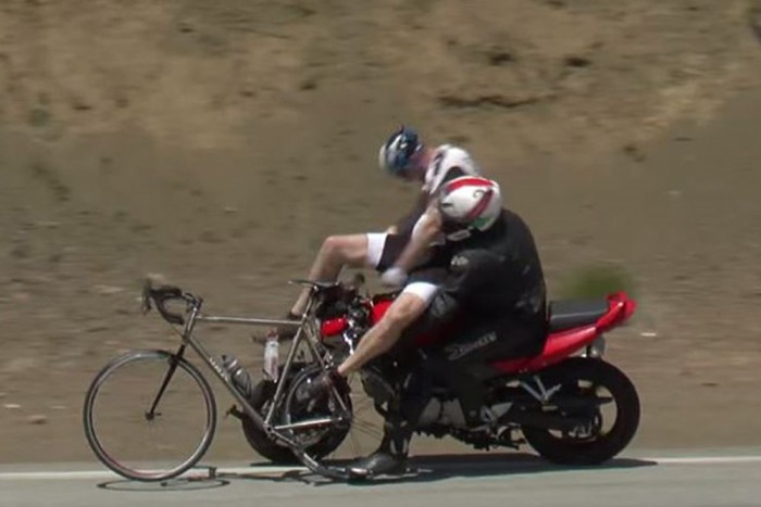 Szinte felöklelte a két bringást a motoros