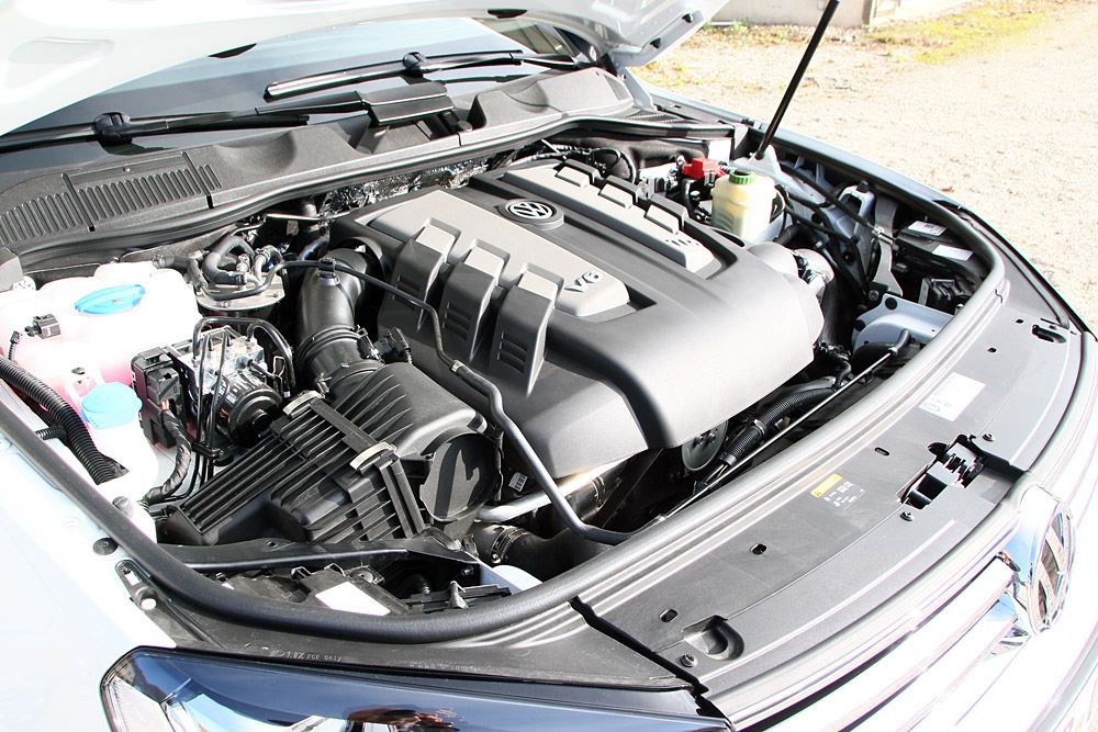 A kulturált, csendes járású 3,0 literes V6-os kétféle teljesítménnyel is kapható, 204 és 262 lóerővel