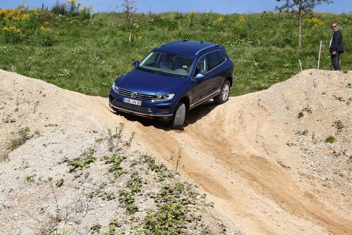 Ügyesebb nálad: Új Touareg 12 | Vezess Félelmetes meredélyen is learaszol, ha kell, csak bízni kell benne és elengedni a féket