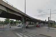 Felüljáróról a bicikliútra zuhant egy autó Budapesten 10
